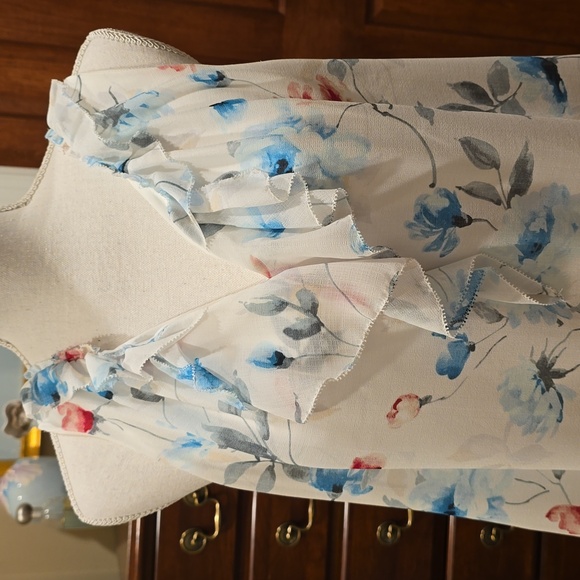 Pretty ruffled blouse - Picture 2 of 5